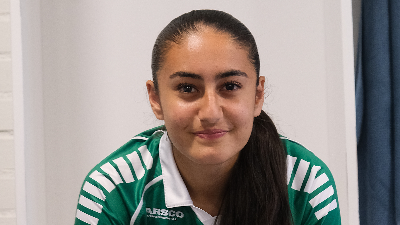 Hamasa Durrani flyttas upp till damtruppen