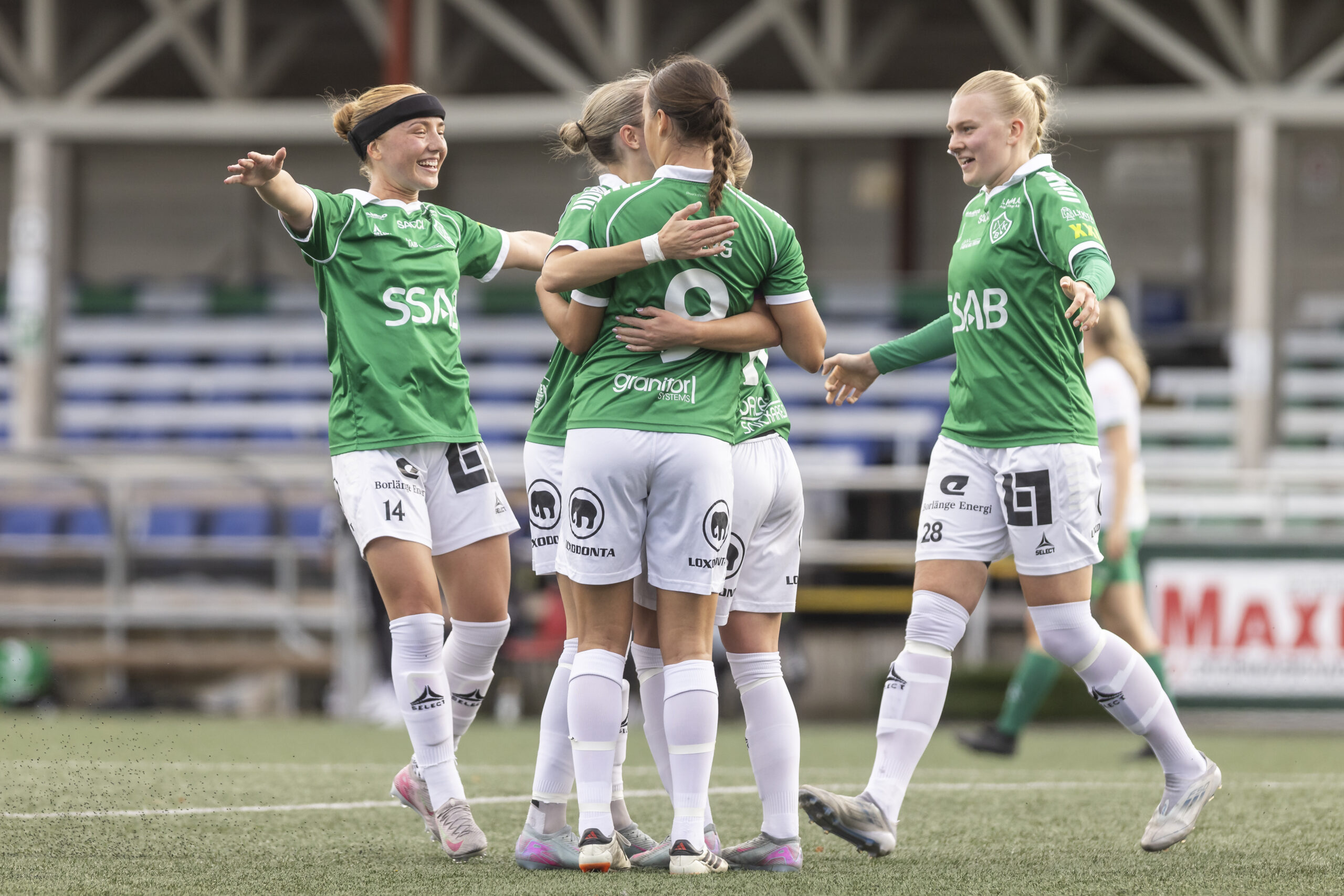 Referat och intervjuer efter damernas seger